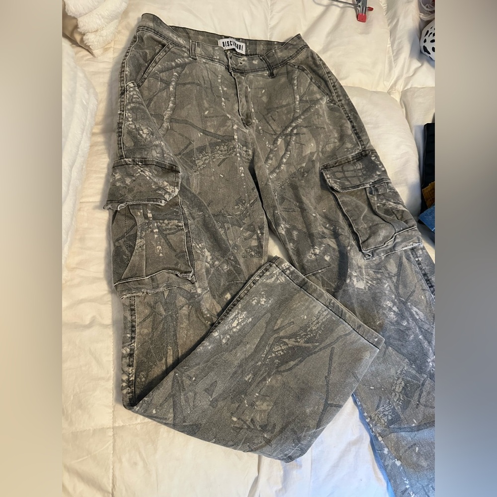 Super cute Camo Cargo jeans size 28 - Picture 3 of 8